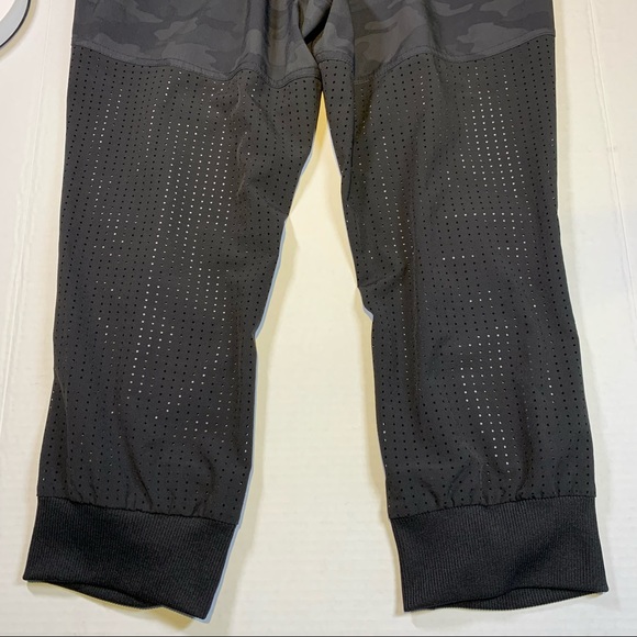 Small Kyodan black grey camo print mesh back joggers - Picture 9 of 12